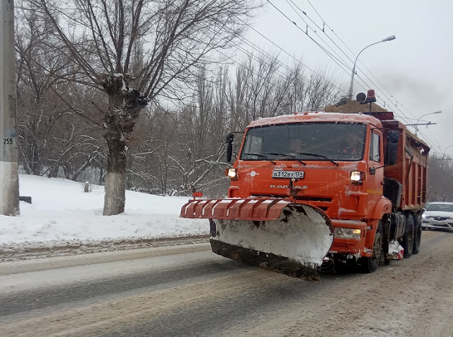 Коммунальные службы Волгограда расчищают дороги
